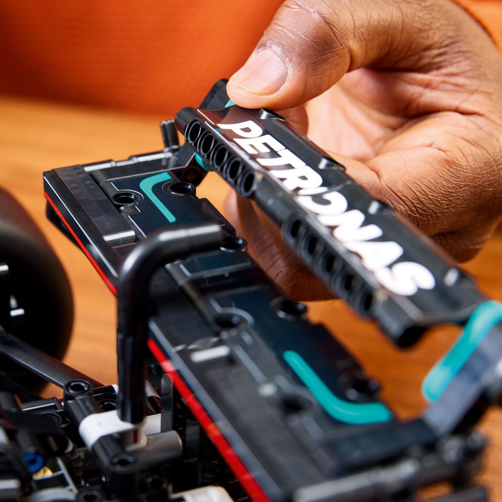 LEGO Technic 42171 Mercedes AMG F1 W14 E Performance 06