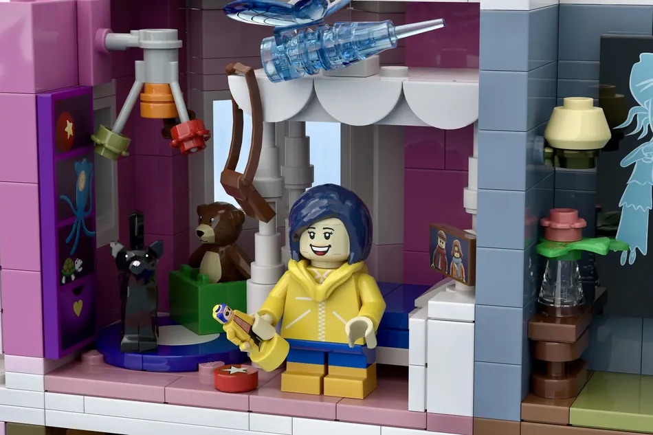 LEGO Ideas Coraline The Pink Palace 6