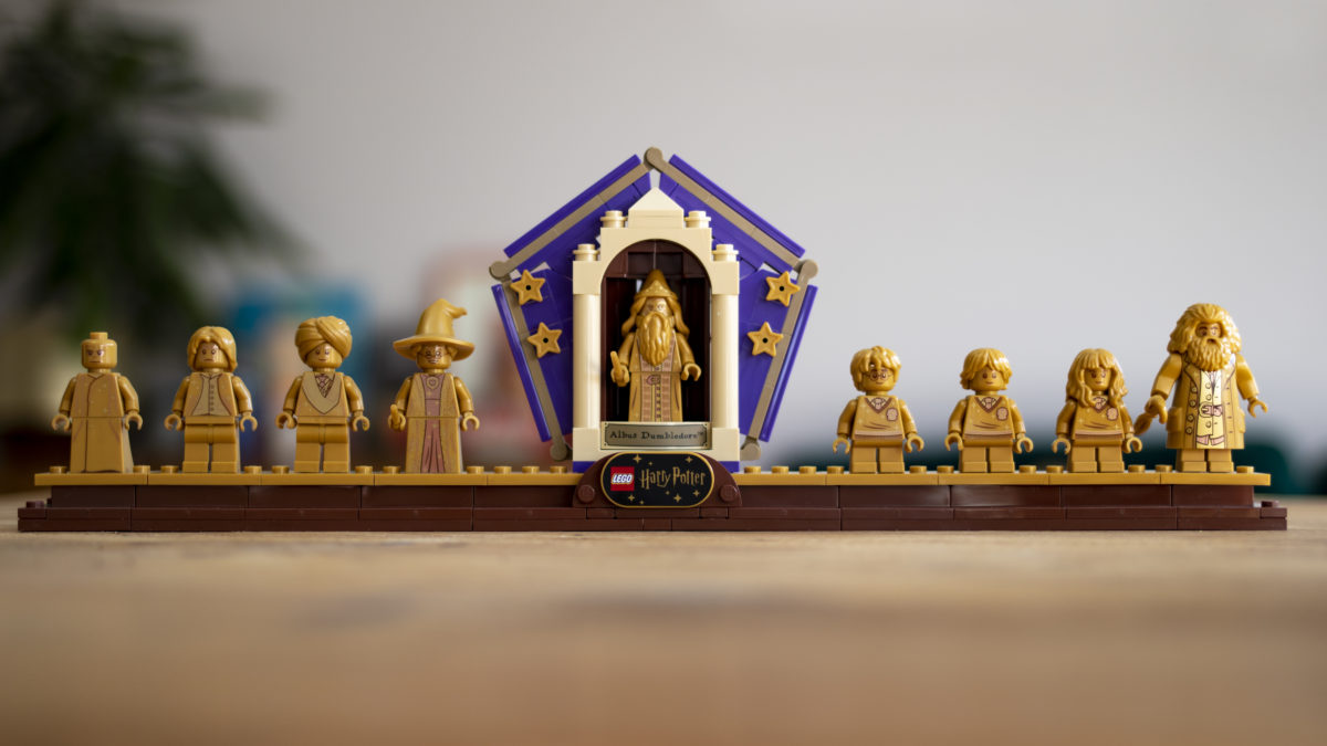 LEGO Harry Potter 76391 Hogwarts Icons Collectors Edition minifigure display 5