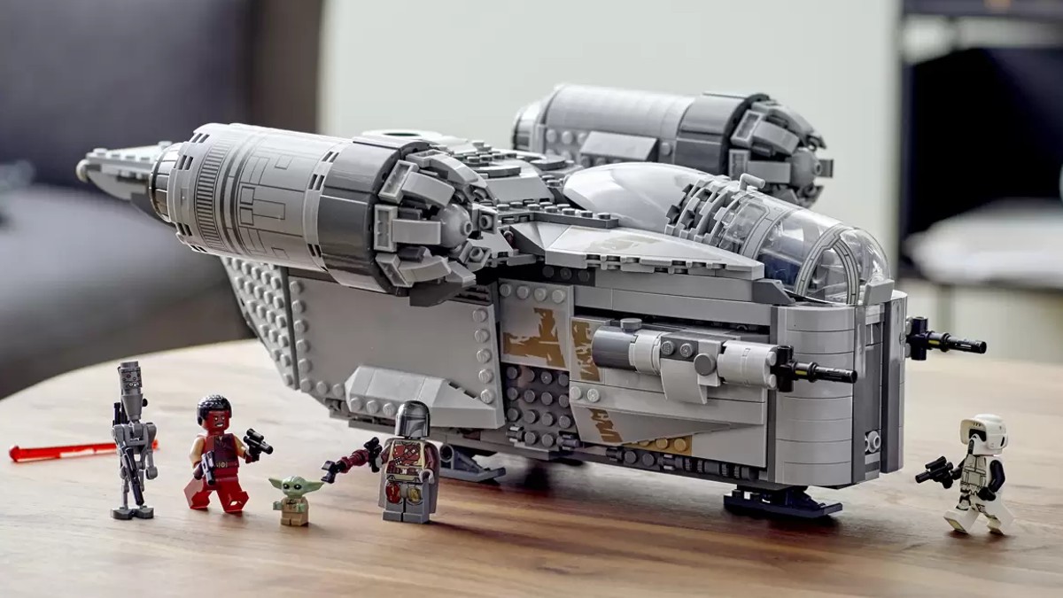 lego 75292 The Razor Crest Star Wars lifestyle featured
