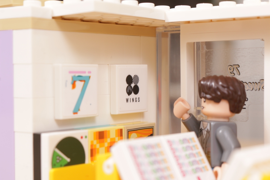 LEGO Ideas 21339 BTS Dynamite Bangtan Boys Jin Suga j hope RM Jimin V Jung Kook review 22 1024x683
