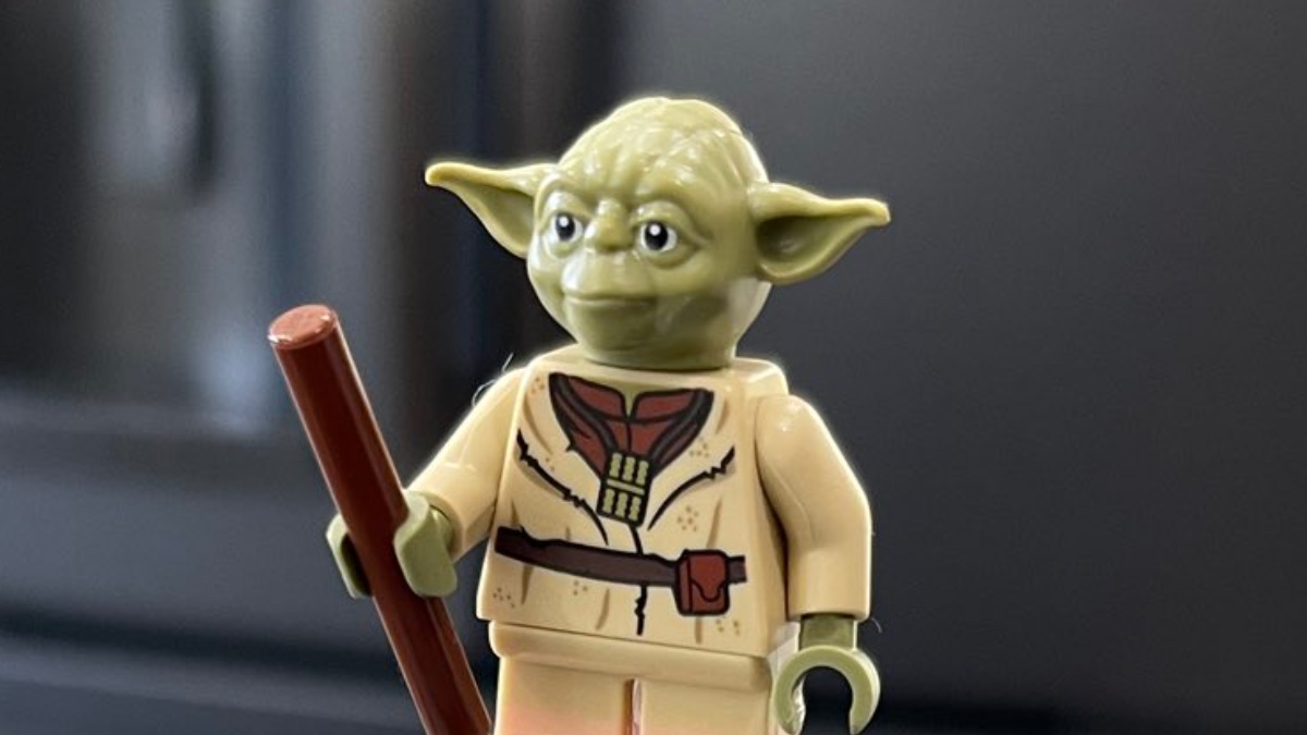 Closer look at new LEGO Star Wars Yoda 2023 minifigure – and his unsettling legs