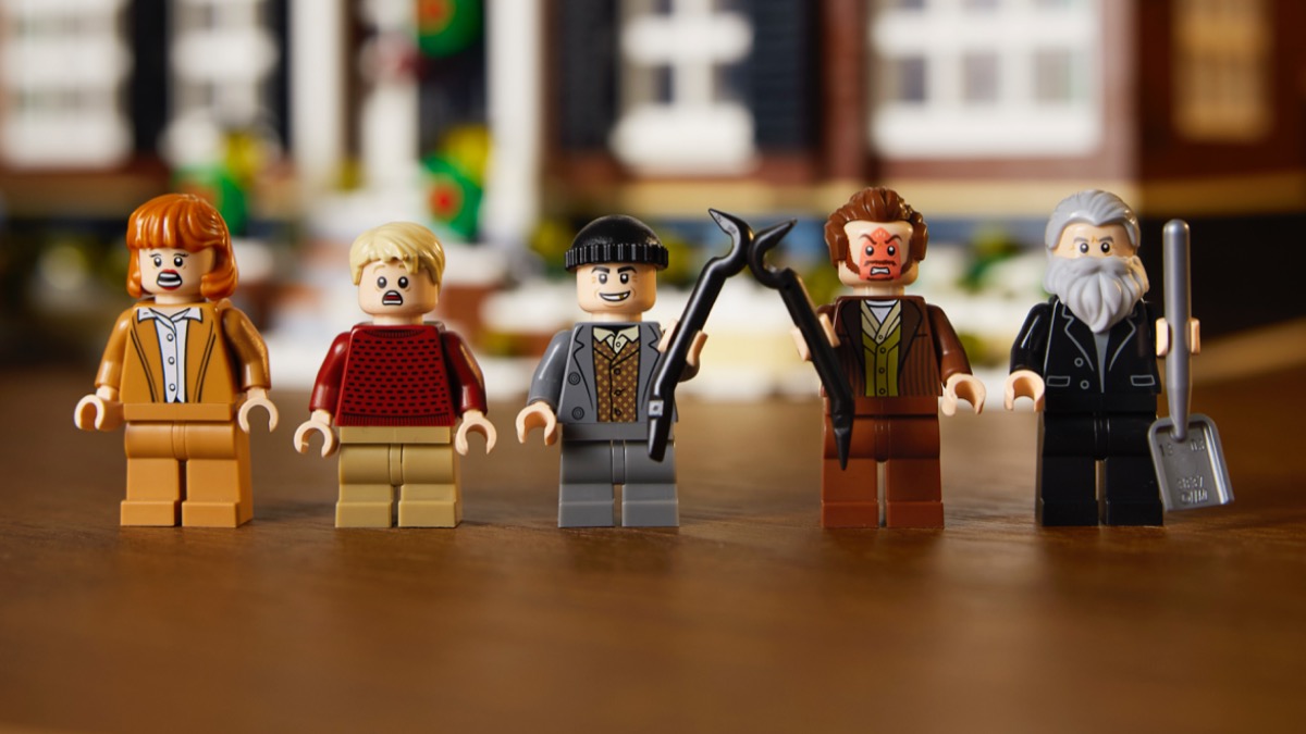 Comparing the LEGO Ideas 21330 Home Alone minifigures to the movie