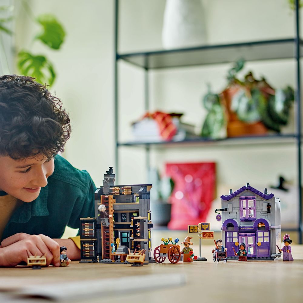 LEGO Harry Potter 76439 Ollivanders Madam Malkins Robes 9