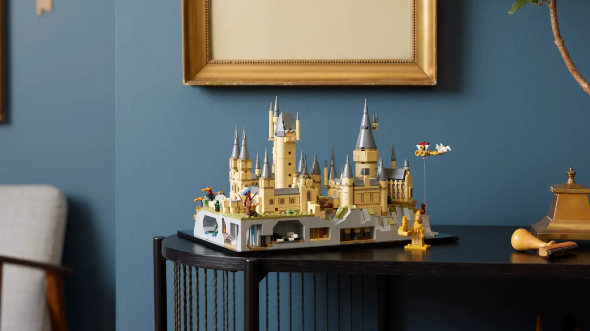 Micro-scale LEGO Hogwarts set officially revealed