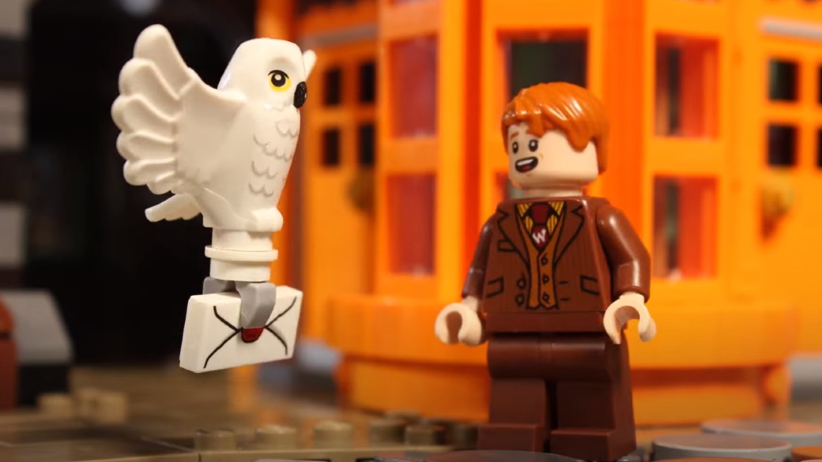 LEGO Hedwig persists to deliver a letter in Harry Potter stop-motion