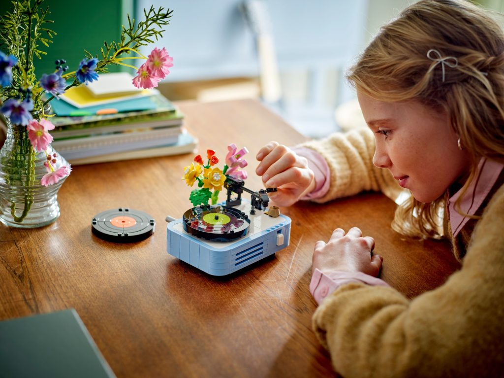 LEGO Creator 3 in 1 31172 Record Player with Flowers 11 1024x767