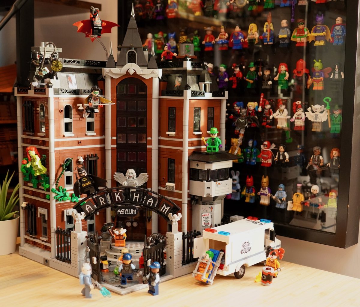 LEGO Batman DC 76300 Arkham Asylum mod 43 1200x1024