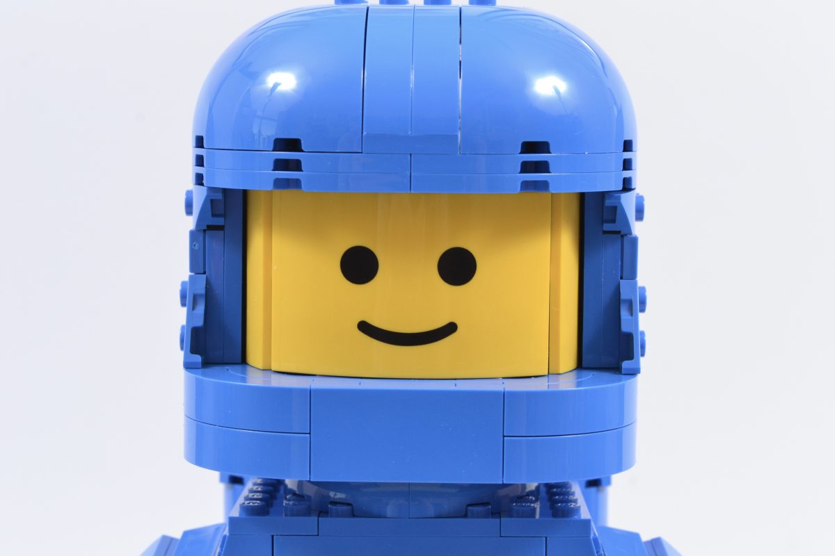 LEGO 40921 Up Scaled Blue Astronaut Minifigure 10 1200x800