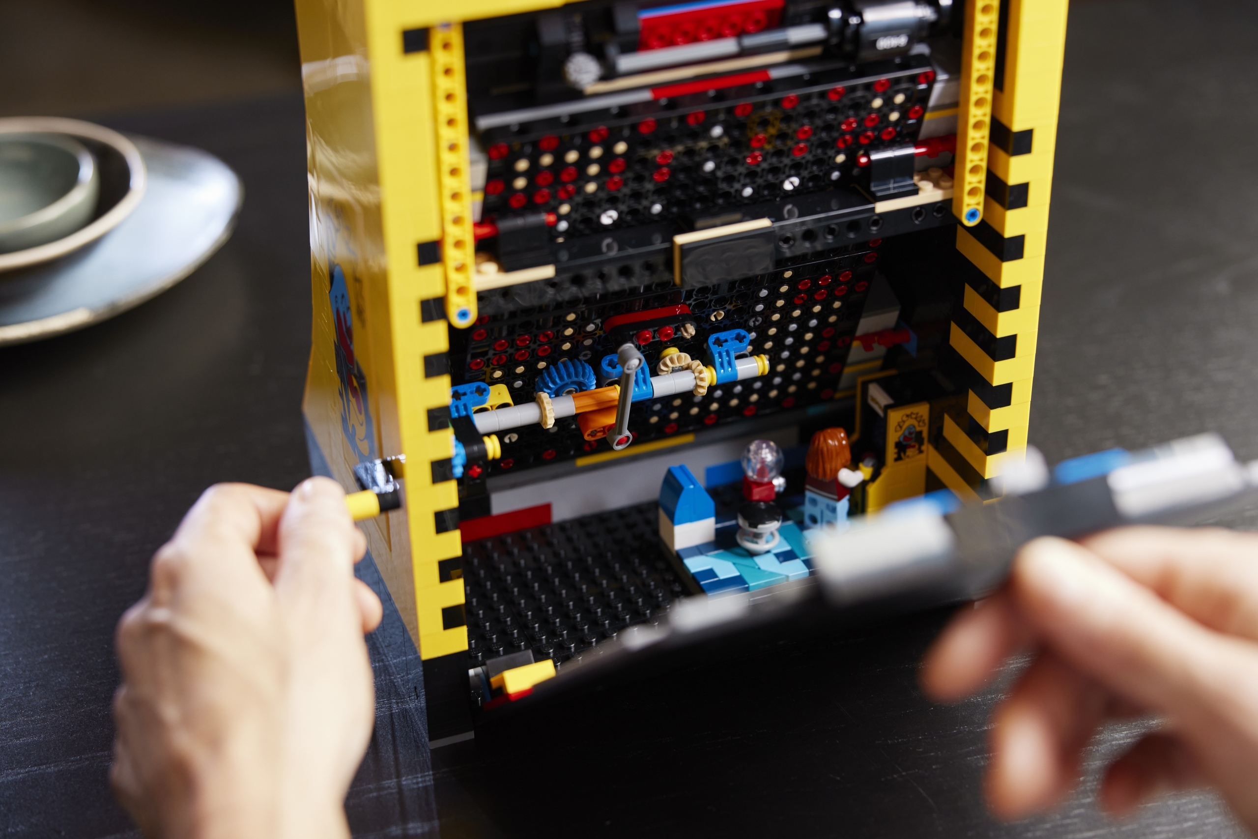 LEGO Icons 10323 PAC MAN Arcade 11 scaled