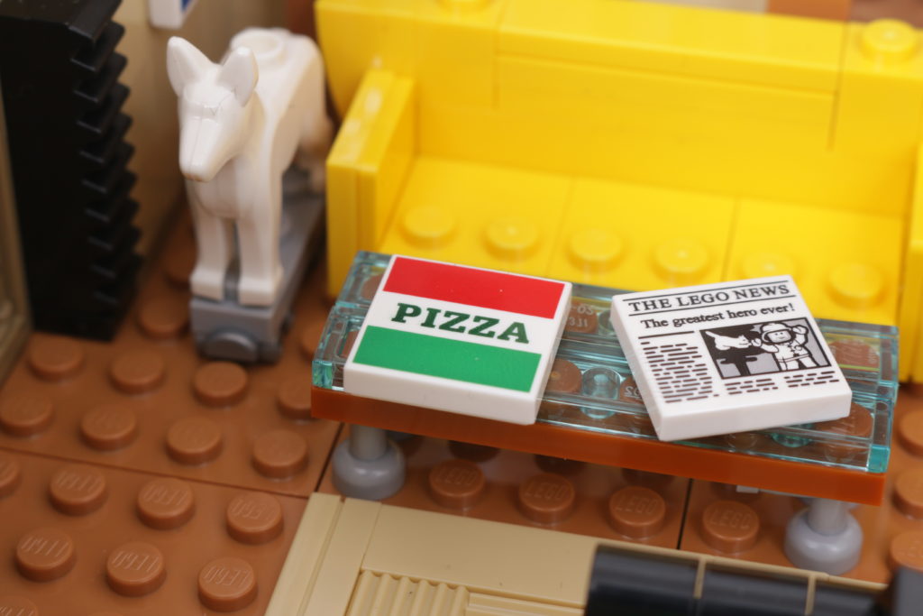 LEGO Creator Expert 10292 Friends Apartments review 53