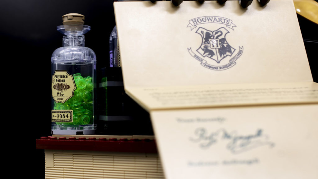 LEGO Harry Potter 76391 Hogwarts Icons Collectors Edition 12 1 1024x576