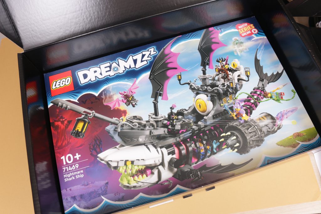 What is inside a LEGO Fortnite gift box 16 1024x683