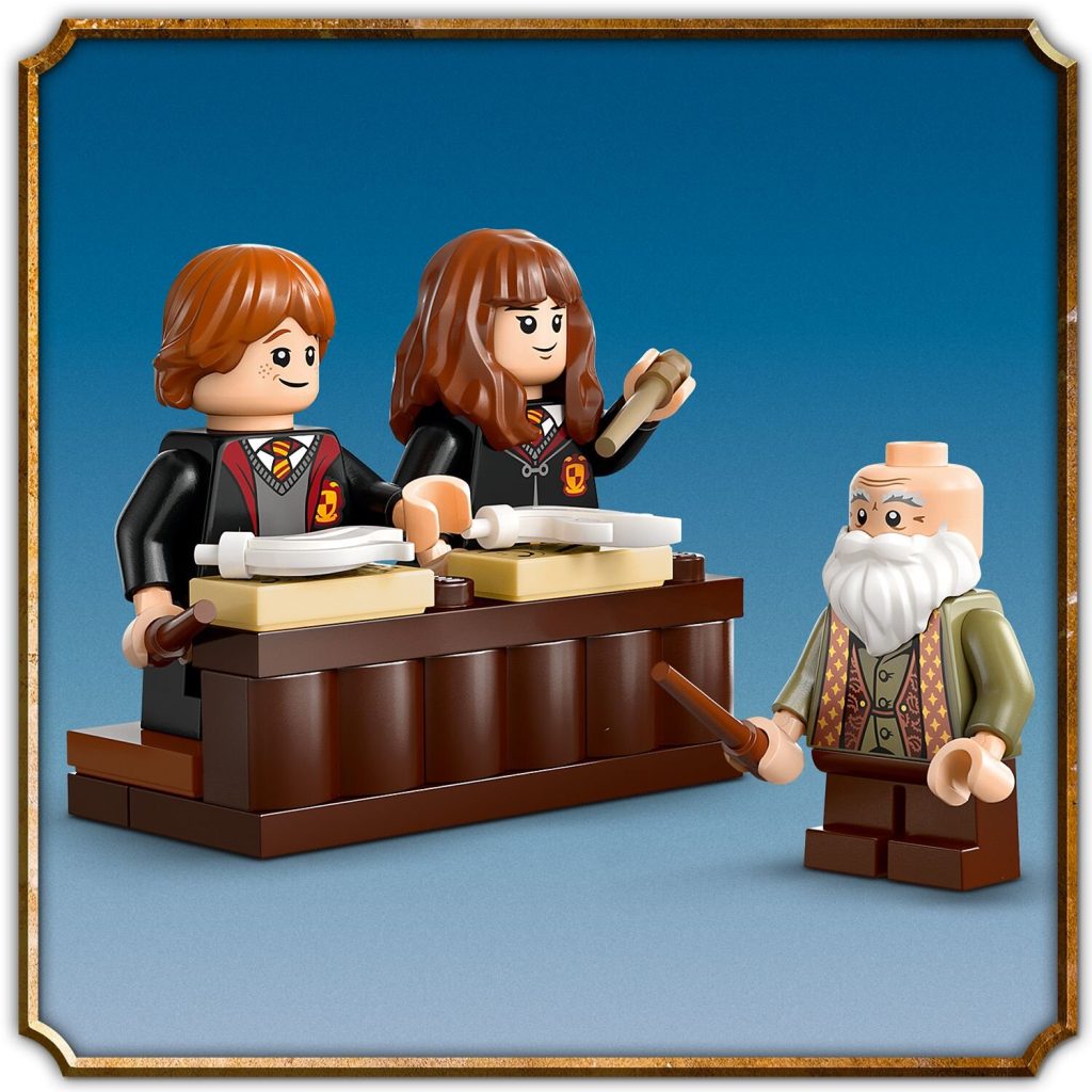 LEGO 76442 Harry Potter Zamek Hogwart Zajecia z zaklec i urokow lifestyle3 1024x1024