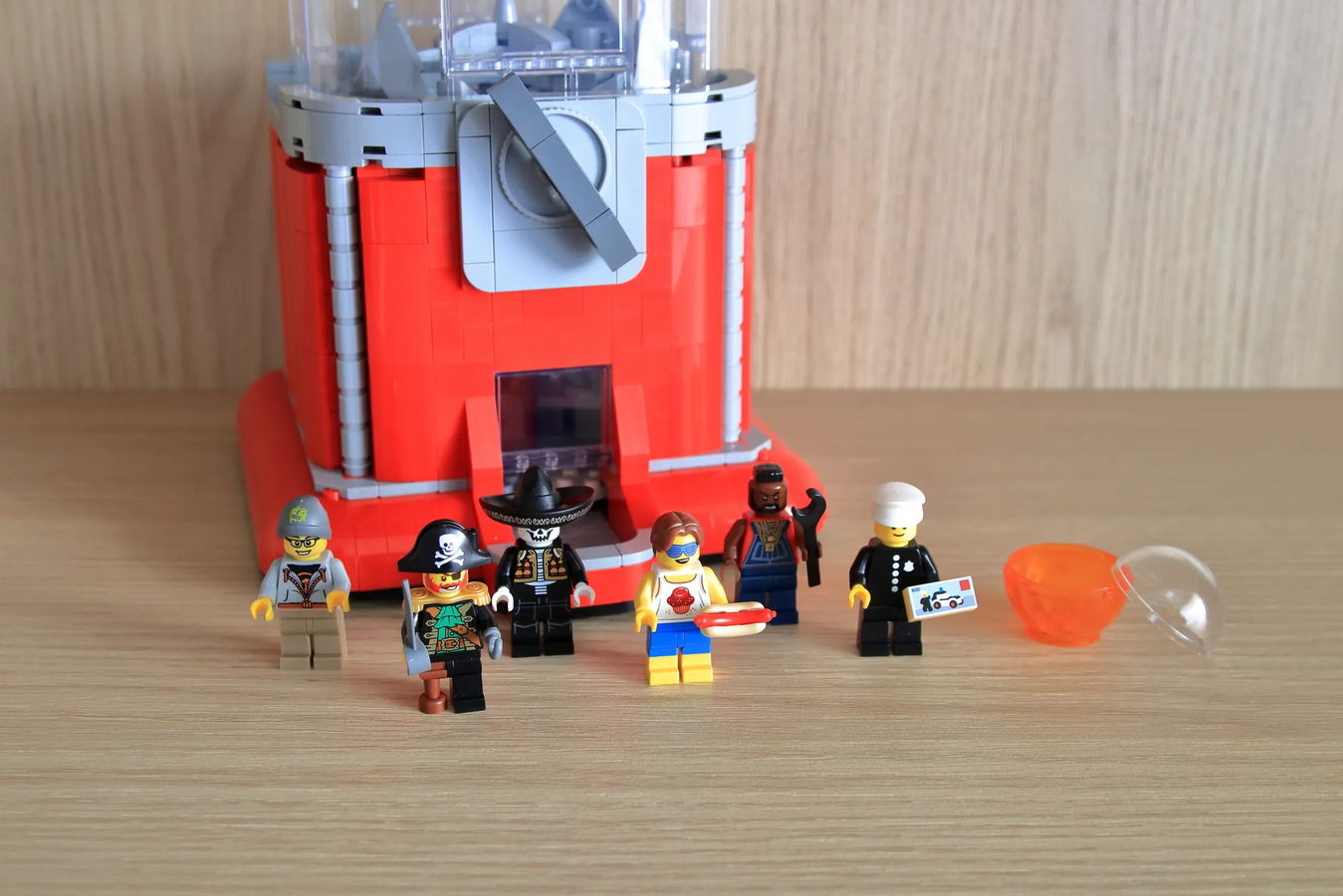LEGO Ideas Minifigure Gumball Machine 3