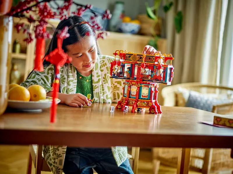 LEGO 80116 Trotting Lantern Lifestyle