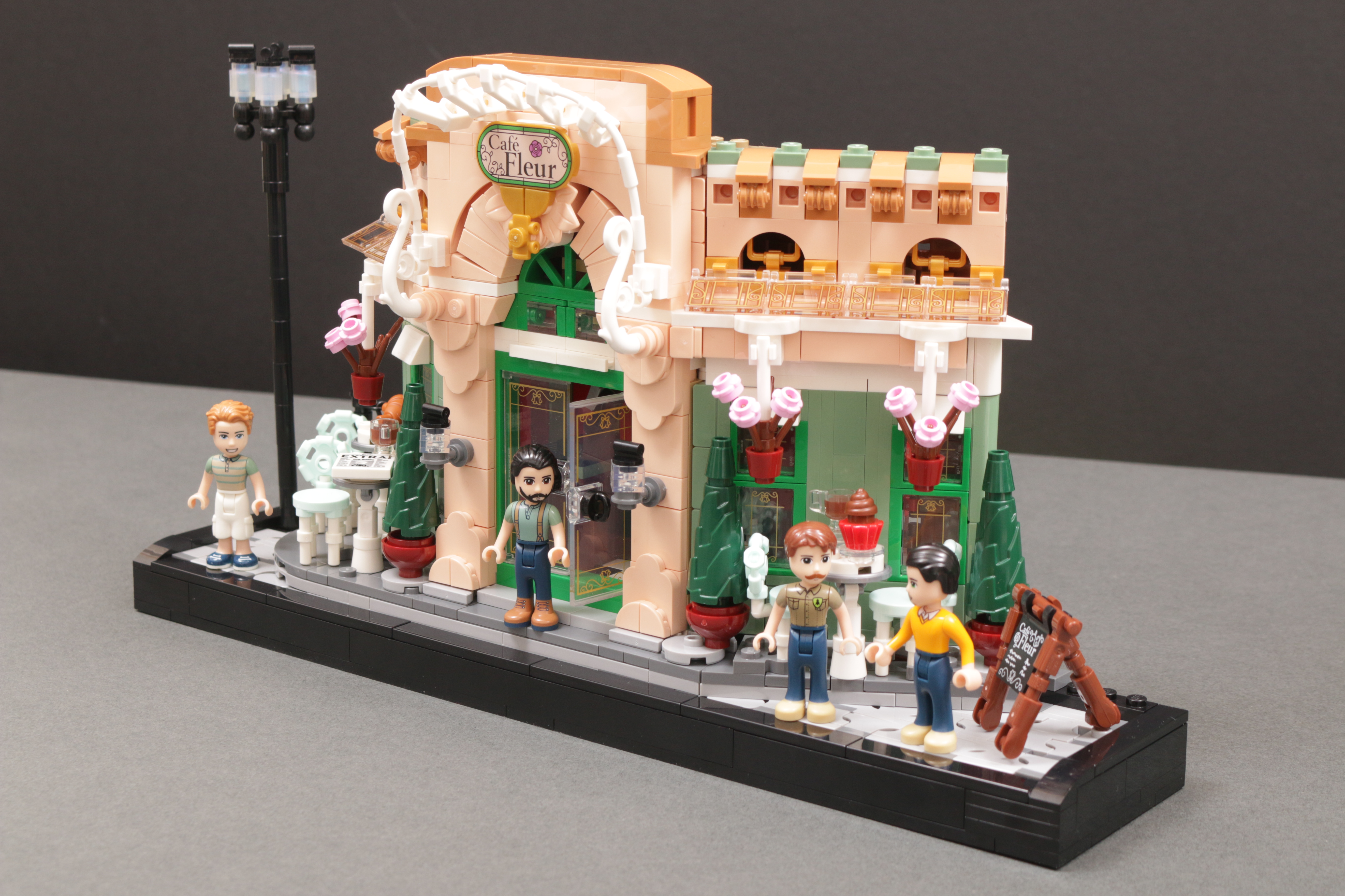 LEGO Icons 10362 French Cafe with Mini dolls 6