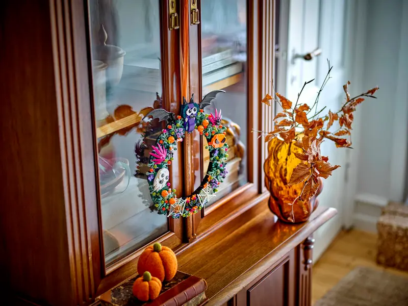 LEGO 40825 Halloween Wreath Lifestyle